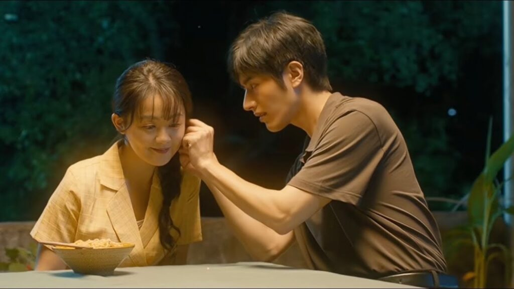 عندما كانت زوجته مستاءة يستخدم بطلنا كلمات حلوة ويهديها أقراط اللؤلؤ لإرضائها❤️مشهد من "ربيع ملتهب"