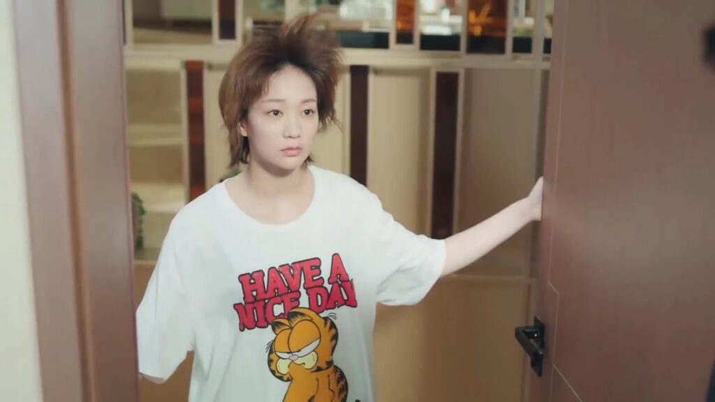 تستيقظ من النوم و تفتح الباب لكنها ترى جارها الوسيم و تغلق الباب في وجهه❤️ ( صوتك جميل )