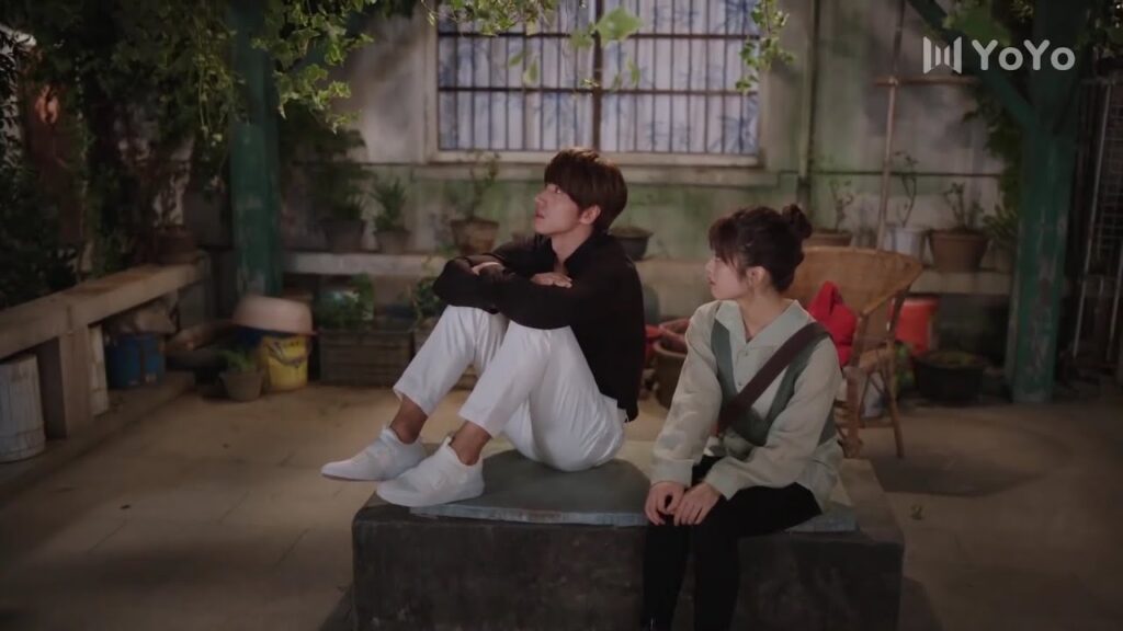 يشتكي لها من والدته تخلت عنه و تزوجت و  تريد ان تستغل عمله الناجح  ( عد نجومك المحظوظة )