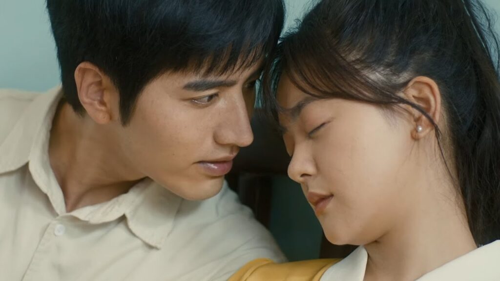 تنام زوجته من ارهاق العمل ولم يستطع الزوج منع نفسه من تقبيلها سرًا❤️مشهد رومانسي من "ربيع ملتهب"