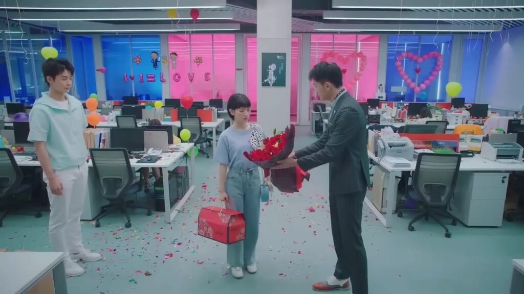 يتقدم الرئيس لها امام الموظفين بكل ثـقة لكنها ترفضه و تحرجـه💔 ( صوتك جميل ) يتقدم الرئيس لها امام الموظفين بكل ثـقة لكنها ترفضه و تحرجـه💔 ( صوتك جميل )