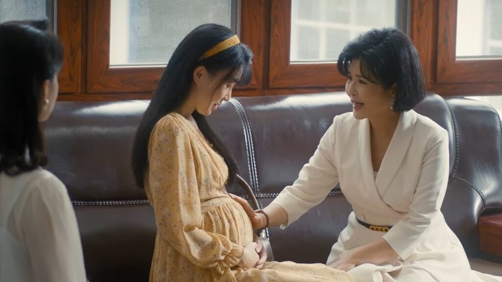 تحل الفتاة الماكرة محل الابنة الحقيقية وتتعرف على الرئيسة كقريبتها😯😢مشهد من "ربيع ملتهب"