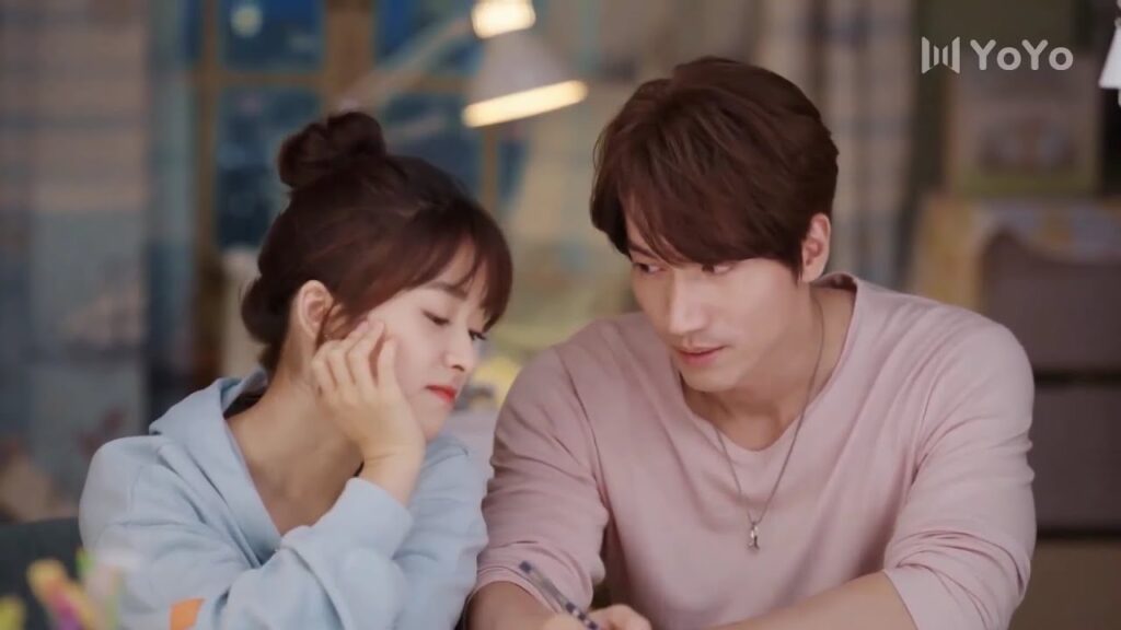 يشرح لها لكن عقلها وقلبها لا يتوقف عن التفكير بأمور آخرى♥️😍(عد نجومك المحظوظة)