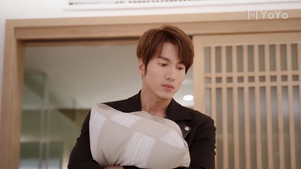 تعاقب حبيبها و تجعله ينام على الأريكة ❤️( عد نجومك المحظوظة )