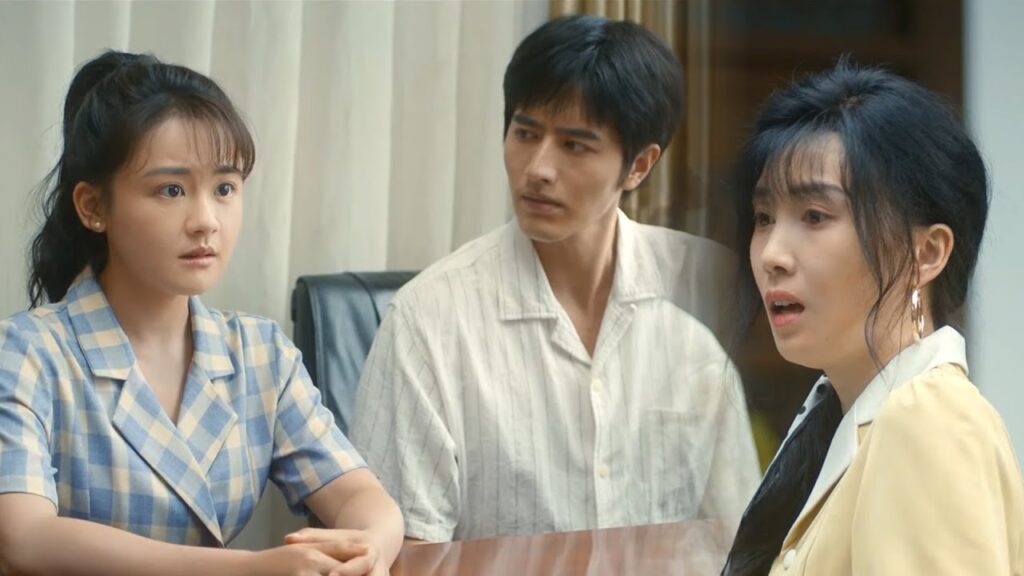 تستغل الأخت الماكرة علاقتها المزيفة فتكشف البطلة بذكاء عن هويتها وتلقى في السجن😯مشهد من"ربيع ملتهب"