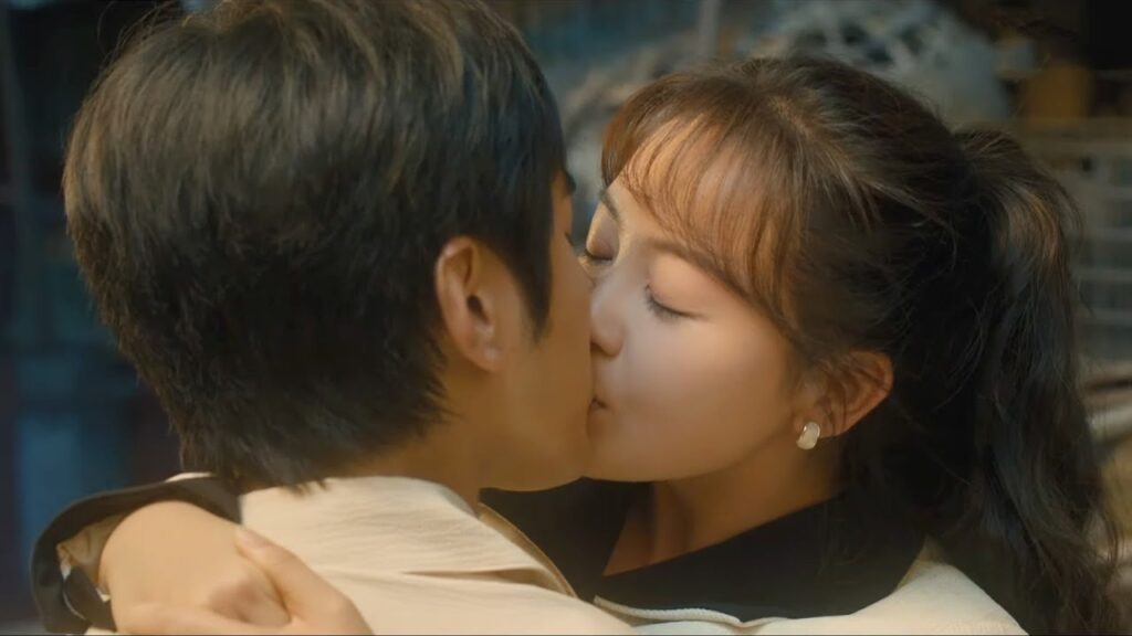 يعترف بطلنا بمشاعره لزوجته فيقبلها في مكانهما السري ويبدآن علاقتهما الزوجية❤️مشهد من "ربيع ملتهب"