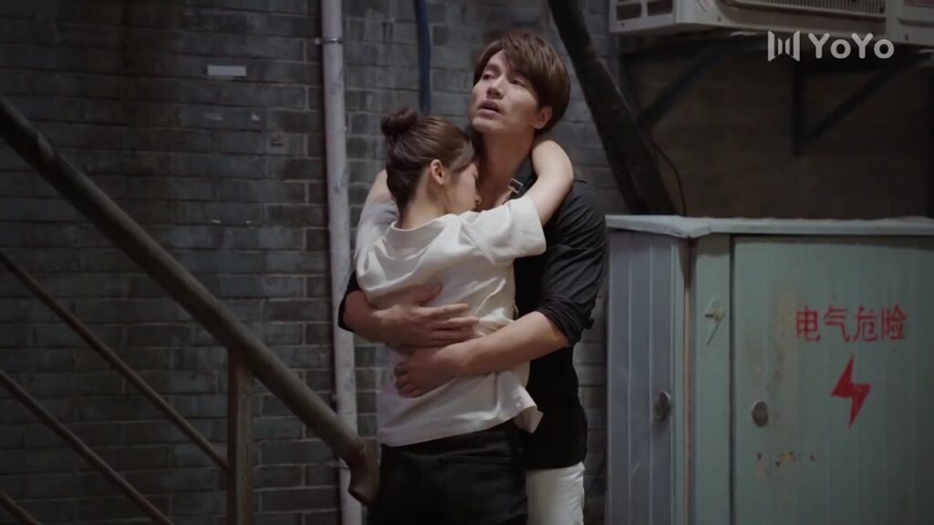 يتعطل المصعد و تخاف جدا لكنـه يعانقها بقوة❤️( عد نجومك المحظوظة )