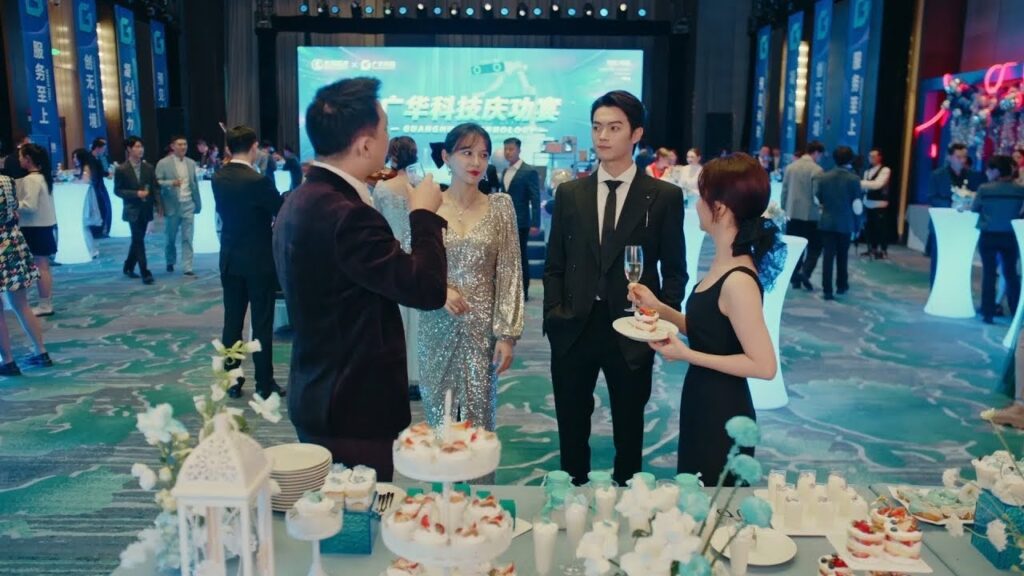 يريد أحد الزملاء ملاحقة بطلتنا ولكن الرئيس يعلن سيادته “لا يمكن أن تكون إلا لي!”😁من “جميلة مثلك” يريد أحد الزملاء ملاحقة بطلتنا ولكن الرئيس يعلن سيادته "لا يمكن أن تكون إلا لي!"😁من "جميلة مثلك"