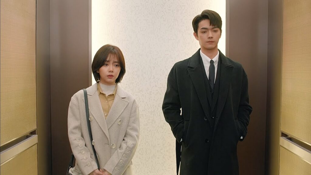 تتعرض فتاة الرئيس الوسيم للتنمر من مديرها وزملائها فينزل من السماء لحمايتها❤️مشهد من "جميلة مثلك"