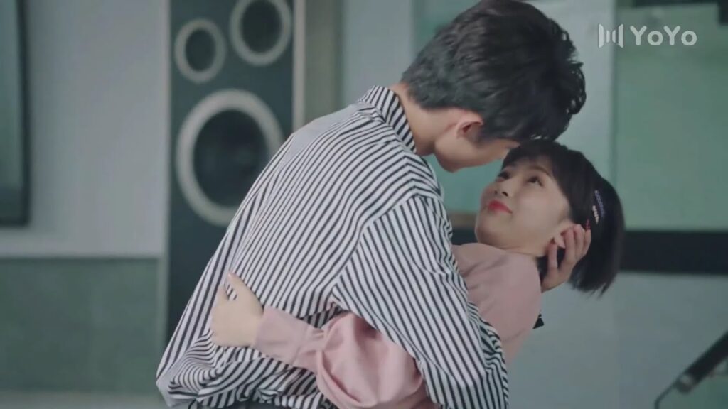 تعيش معـه و لا يتوقف عن مغازلتها ❤️💋(صوتك جميل ) تعيش معـه و لا يتوقف عن مغازلتها ❤️💋(صوتك جميل )