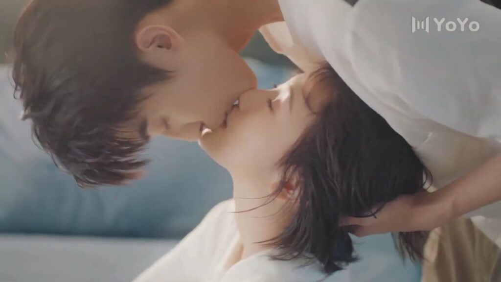 يسرح شعر حبيبتـه و قبـلة في الصباح ❤️💋(صوتك جميل )