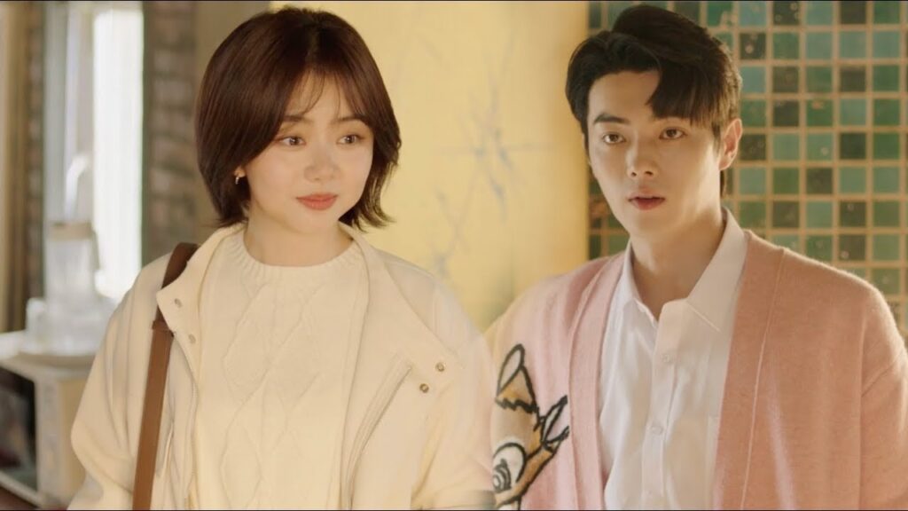 بعد انفصال حبه الأول عن خطيبها لم يستطع بطلنا انتظارها للتجاوزه فبدأ يلاحقها بشغف❤️مشهد "جميلة مثلك"