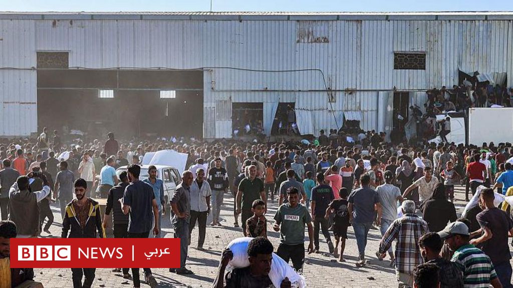 حرب غزة: برنامج الغذاء العالمي التابع للأمم المتحدة يقول إن "حشوداً من الجوعى" اقتحمت يوم الأربعاء مستودعا للإمدادات الغذائية في وسط قطاع غزة