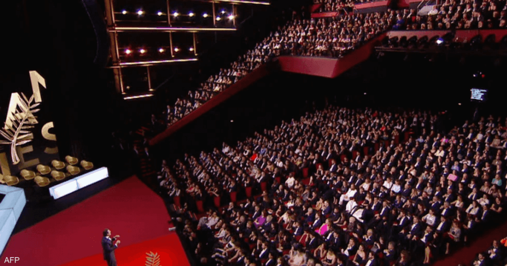 ترامب يخطف الأضواء في “كان”.. كيف سيطر على السجادة الحمراء؟ ترامب يخطف الأضواء في "كان".. كيف سيطر على السجادة الحمراء؟