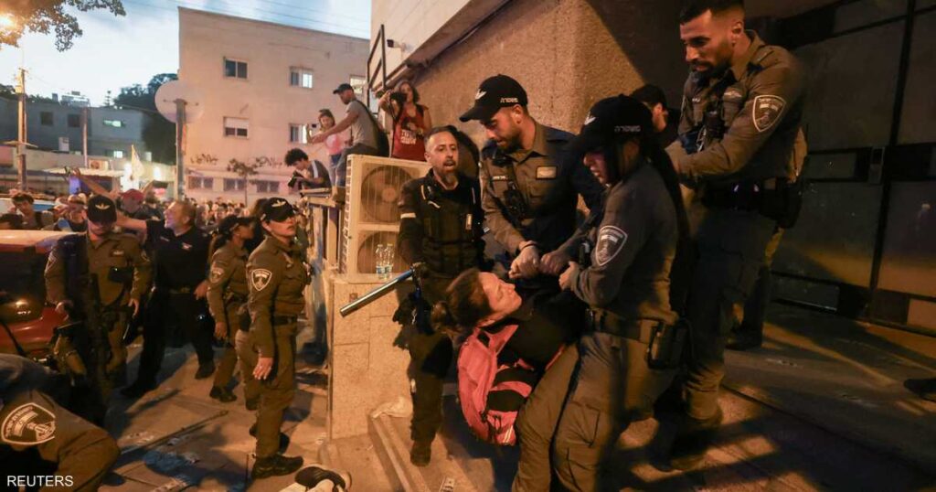 فيديو.. اقتحام مقر الليكود في تل أبيب والشرطة تعتقل العشرات