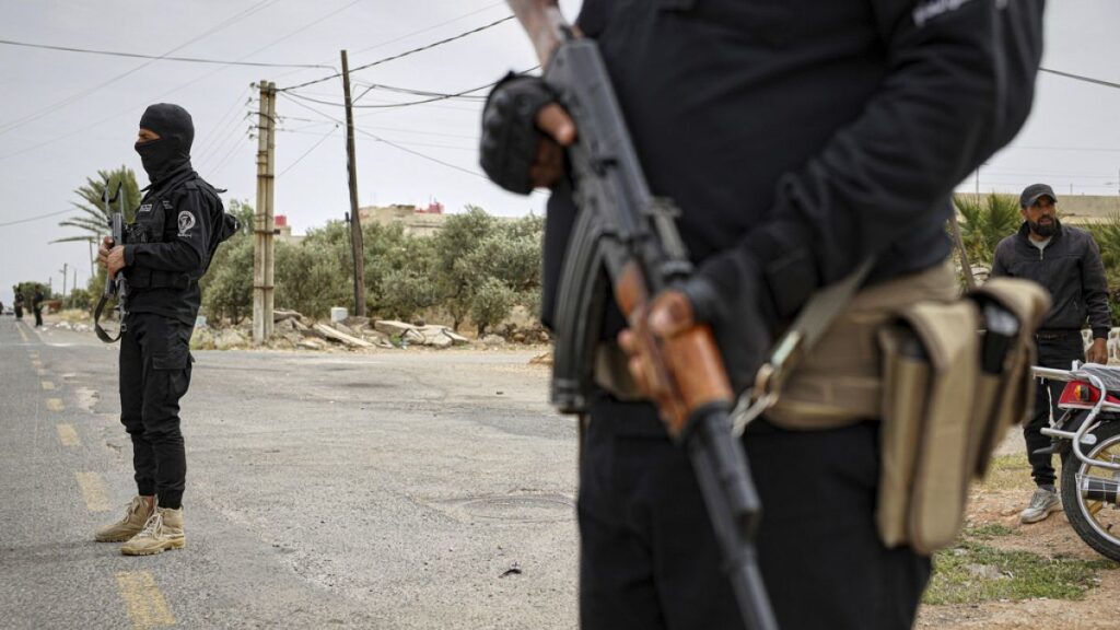 مجموعة مسلحة تُهدّد الفنان باسم ياخور بعد عودته إلى دمشق وتمهله 48 ساعة للمغادرة