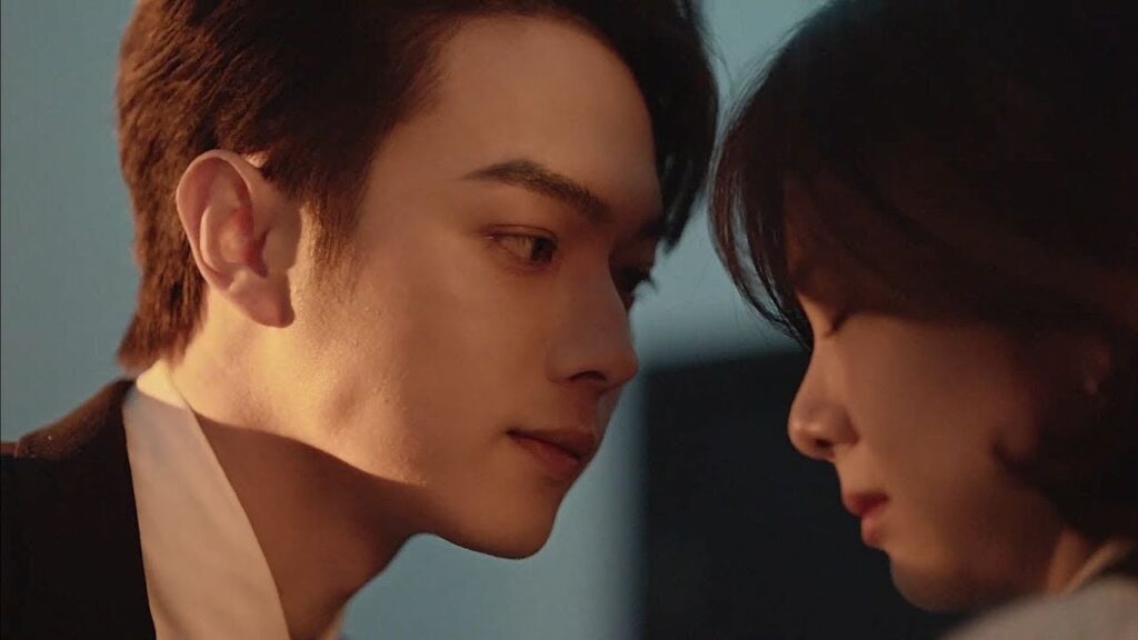 يعتقد الرئيس أن حبيبته تستغله فيقترب منها ببطء ويدفعها بقوة إلى الحائط😯❤️مشهد من "جميلة مثلك"