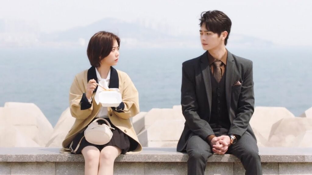 تتعمد الفتاة الماكرة وخز نقطة حساسة لبطلتنا فينتقم لها الرئيس ويحميها بغطرسة❤️مشهد من "جميلة مثلك"