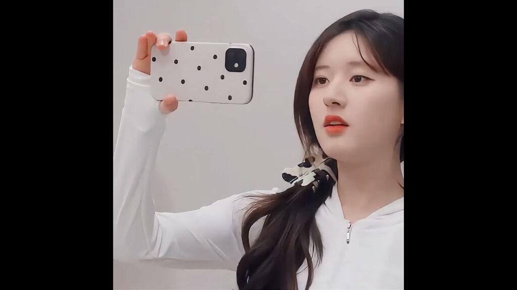 تسكن مع حبيبها دون علم اهلها 😆😆  #HiddenLove #حب_خفي #zhaolusi #chenzheyuan #cdrama #youku