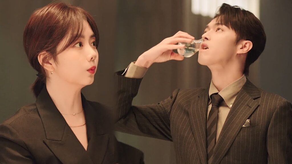 تجبر فتاته على الشرب فيتجاهل الرئيس حساسيته ويمنعها بالشرب مكانها ليعلن سيادته!❤️مشهد من"جميلة مثلك"