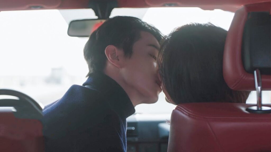 يأخذ الرئيس حبيبته لمقابلة عائلته ولم يكتف بإهدائها الأقراط بل قبلها أيضا في السيارة❤️من جميلة مثلك