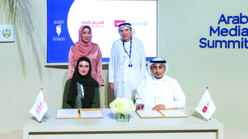 شراكة استراتيجية بين جامعة الإمارات ومجلس دبي للإعلام لدعم المبادرات الإعلامية والمعرفية زكي نسيبة ومنى المري خلال حضورهما توقيع الاتفاقية. من المصدر