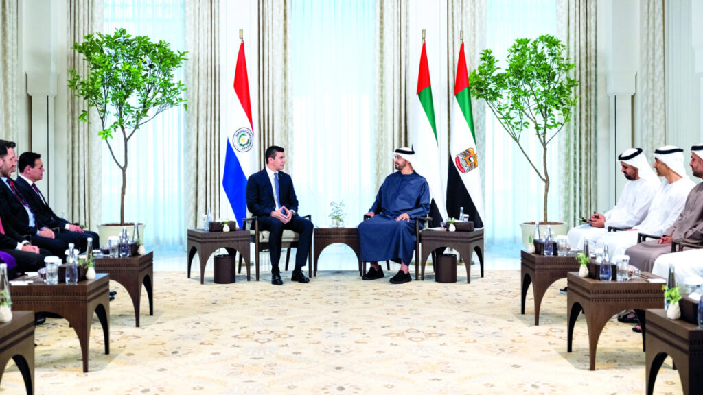 الإمارات حريصة على تعزيز جسور التواصل مع أميركا اللاتينية محمد بن زايد خلال استقباله سانتياغو بينيا. وام