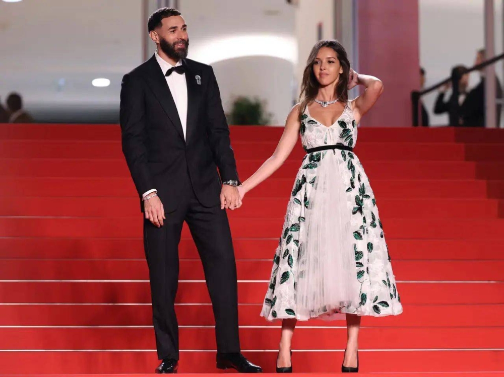 بنزيما يثير الجدل بظهوره مع الممثلة لينا خضري في «كان السينمائي» – أخبار السعودية بنزيما يثير الجدل بظهوره مع الممثلة لينا خضري في «كان السينمائي» - أخبار السعودية