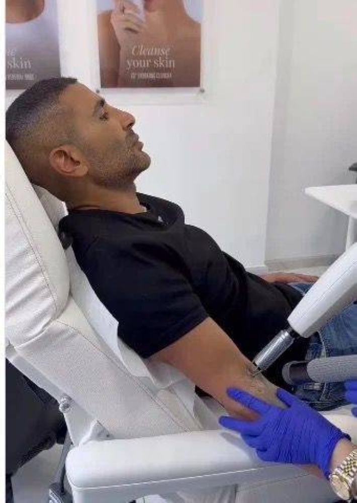 أحمد سعد يفاجئ جمهوره بإزالة الوشم من جسمه ويبدأ مرحلة العلاج - أخبار السعودية