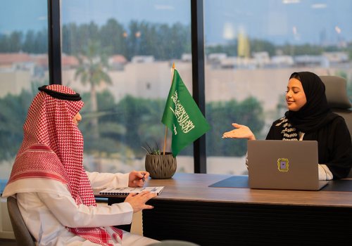 السعودية تبدء إصدار تأشيرة عمل جديدة تسمح لحامليها بالعمل في جميع المهن حتى الخاضعة لقرارات التوطين وبدون كفيل السعودية تبدء إصدار تأشيرة عمل جديدة تسمح لحامليها بالعمل في جميع المهن حتى الخاضعة لقرارات التوطين وبدون كفيل