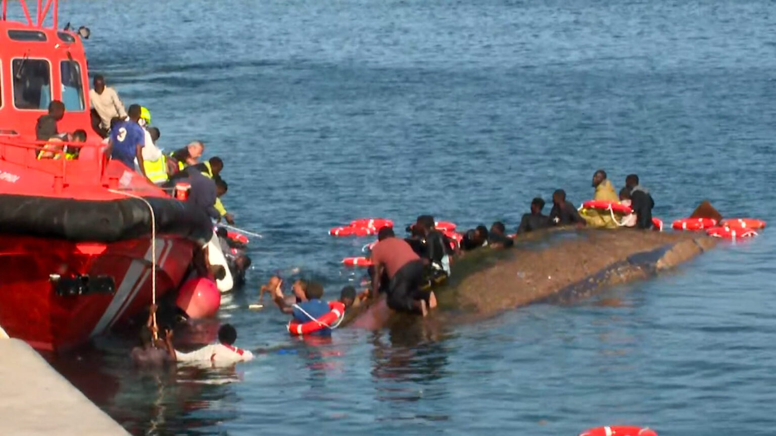 مقتل 7 بانقلاب مركب يقل مهاجرين في جزر الكناري مقتل 7 بانقلاب مركب يقل مهاجرين في جزر الكناري