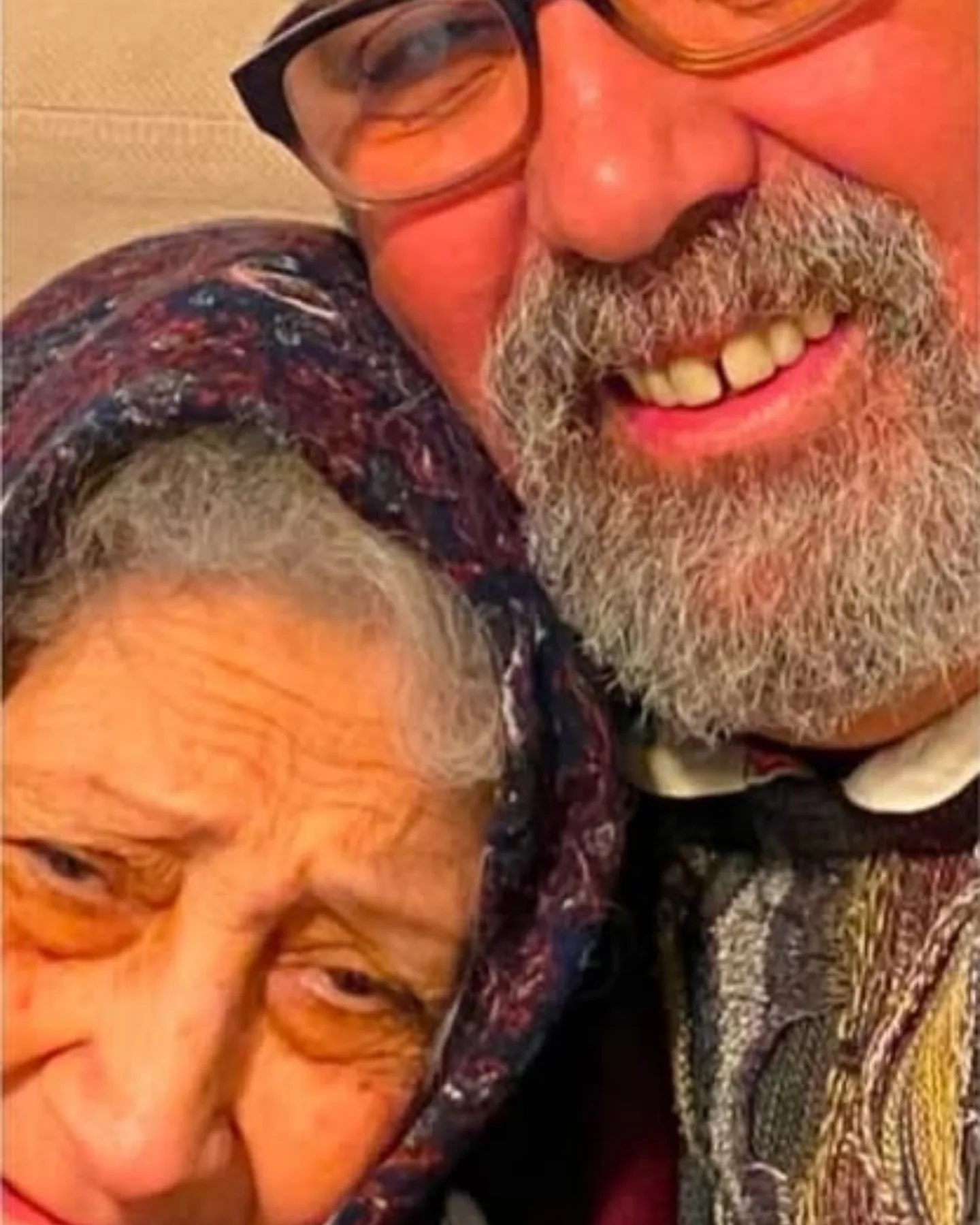 خالد الحجر مع والدته