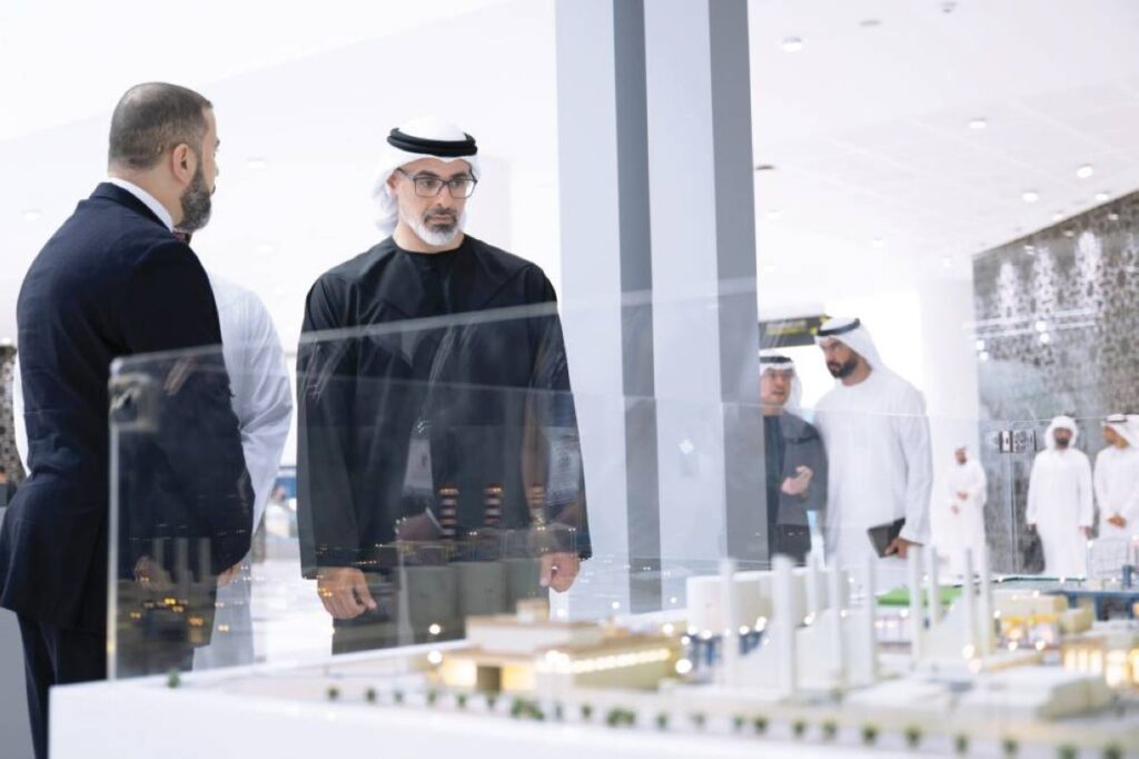 خالد بن محمد يطلع على الحلول المبتكرة في المياه والكهرباء