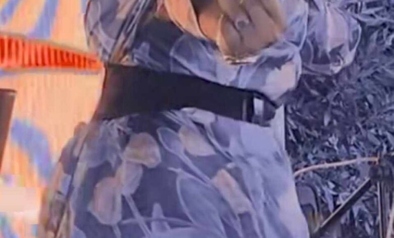 شاهد بالصورة والفيديو.. فنانة سودانية حسناء تدخل في وصلة رقص فاضحة بمؤخرتها وتسأل الجمهور (أفك العرش؟) والحاضرون يرددون بصوت واحد: (فكيهو) 1 495270087 4121207364780163 7428733994774285601 n