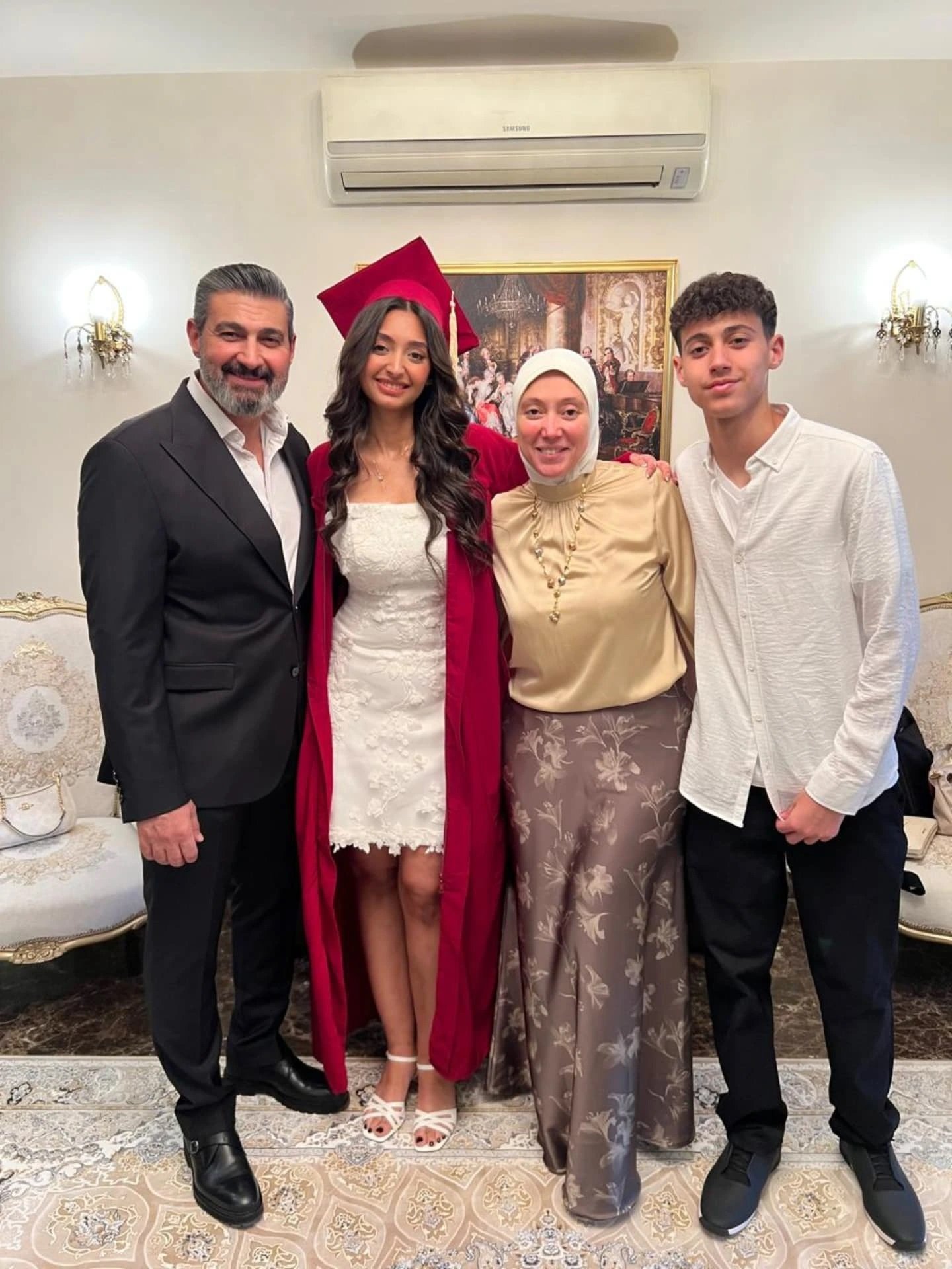 ياسر جلال مع زوجته وابنته وابنه