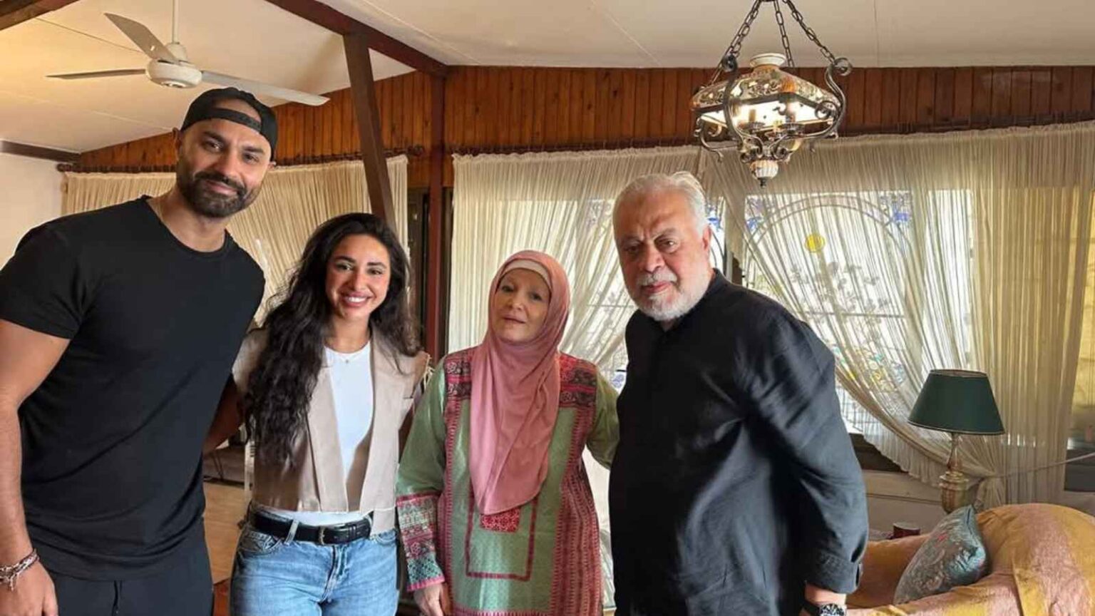 قبلة على الرأس.. آية سماحة تُنهي خلافها مع مشيرة إسماعيل (صور) - إرم نيوز