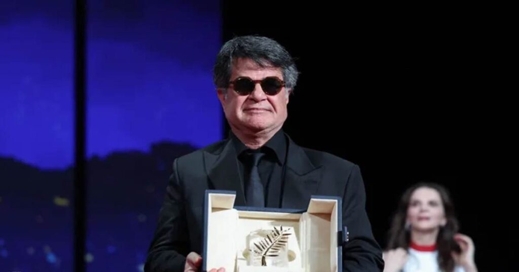 جعفر بناهي يحصد “السعفة الذهبية” عن فيلمه “مجرد حادث” جعفر بناهي يحصد "السعفة الذهبية" عن فيلمه "مجرد حادث"