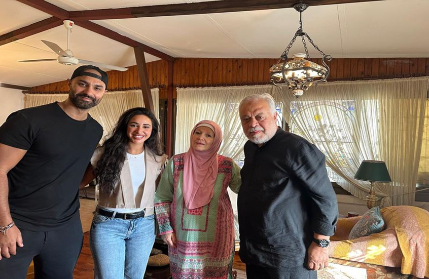 مصر.. أزمة حادة بين فنانتين شهيرتين تنتهي بقبلة على الرأس (صور)