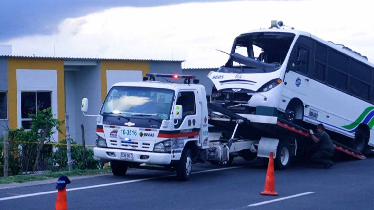 مقتل 9 أشخاص بحادث حافلة مروع على جسر حلزوني في كولومبيا مقتل 9 أشخاص بحادث حافلة مروع على جسر حلزوني في كولومبيا