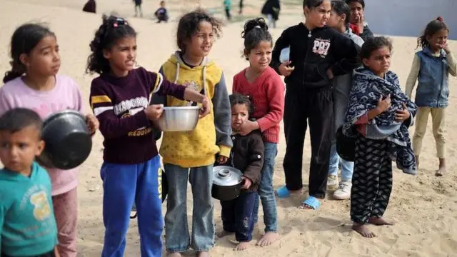 أطفال فلسطينيون ينتظرون الحصول على الطعام في غزة