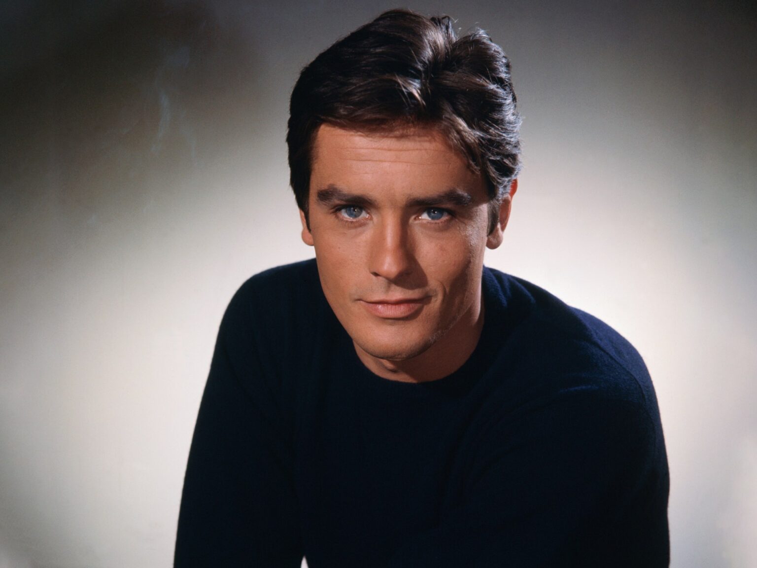 وجه آخر لأيقونة الرومانسية ديلون: أسلحة وعنف وكسر لأضلاع زوجته | فن وجه آخر لأيقونة الرومانسية ديلون: أسلحة وعنف وكسر لأضلاع زوجته | فن