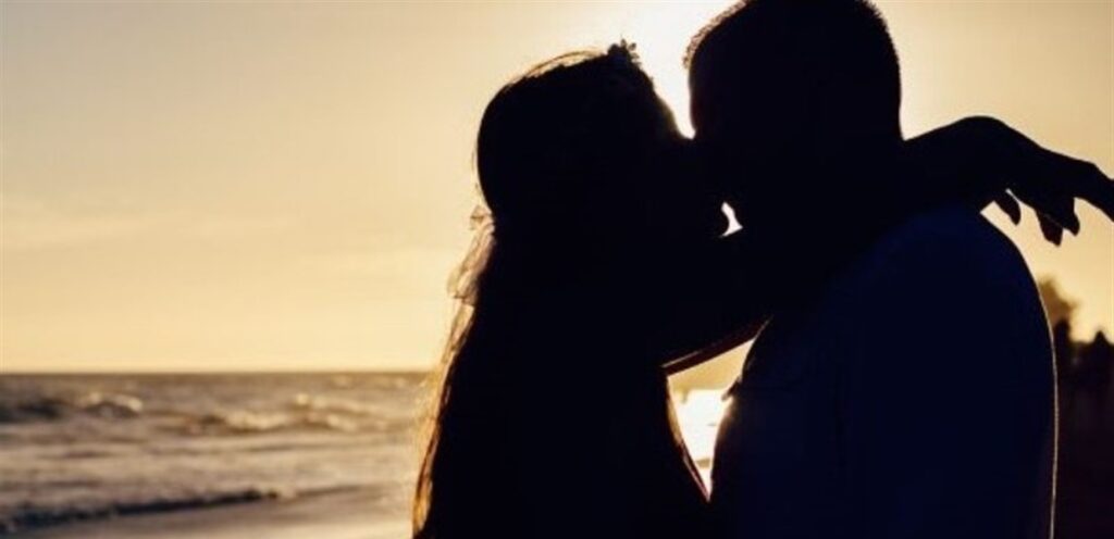 خانها مع ممثلة.. زوجة نجم شهير ترفع دعوى طلاق ضده (صور) Doc-P-1367398-638841047881303164.jpg