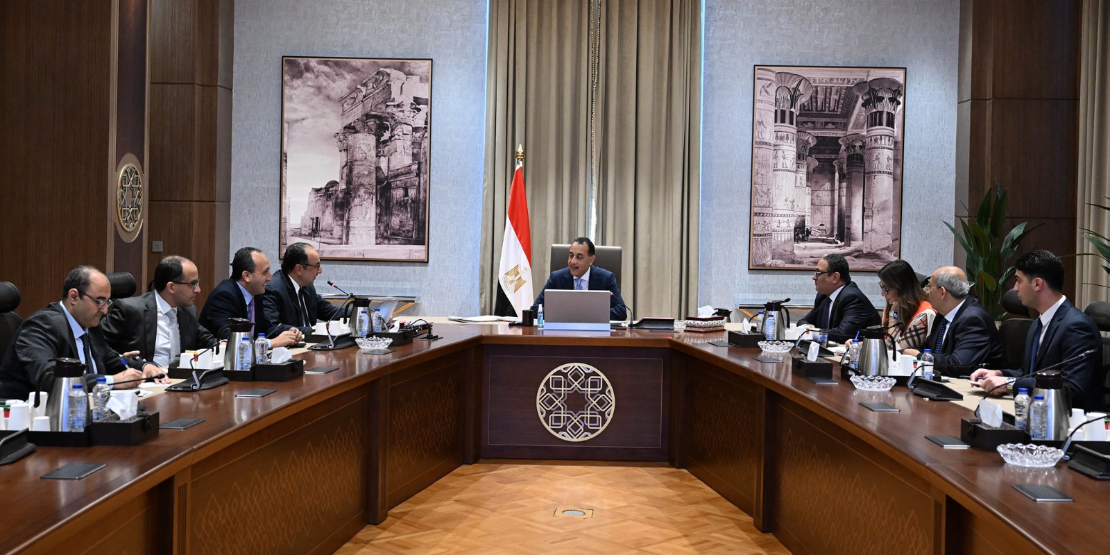 رئيس الوزراء ووزير قطاع الأعمال