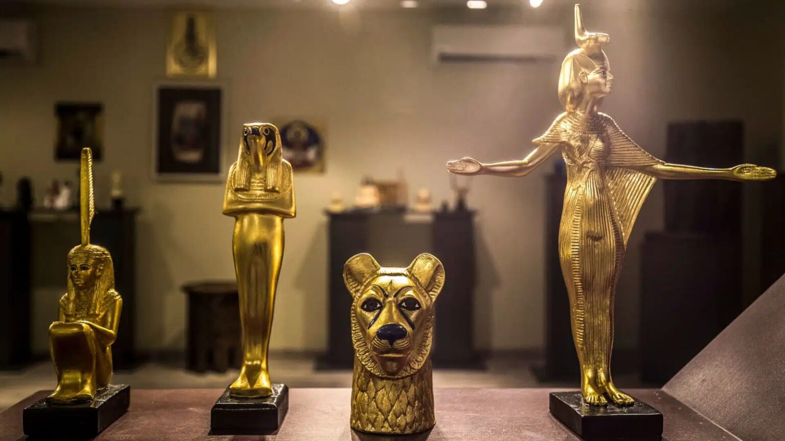 مصر تعرض 130 قطعة أثرية بمعرض "كنوز الفراعنة" في روما