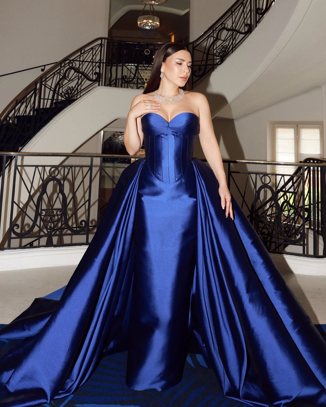 ماغي بو غصن بفستان من الحرير باللون الأزرق الملكي