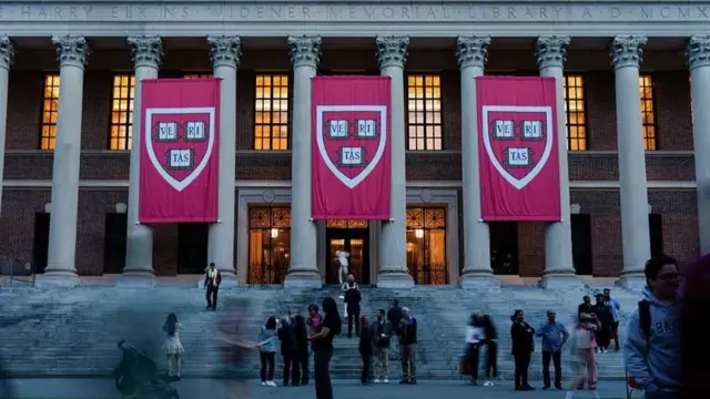 صورة من أمام مقر جامعة أمريكية