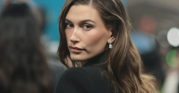 جريدة البلاد | صفقة المليار دولار: هايلي بيبر تبيع "Rhode" لشركة "إي.إل.إف"