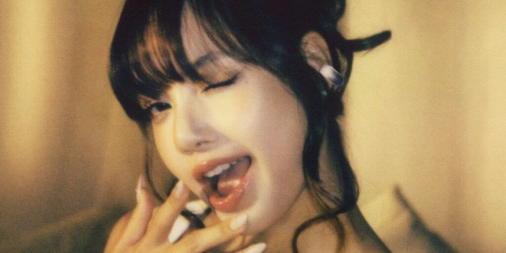 Blackpink Lisa - أغاني ليزا الخاصة تقع على رأس قائمة التشغيل الخاصة بها: "أستمع إلى موسيقاي طوال الوقت" @ elle (250529)