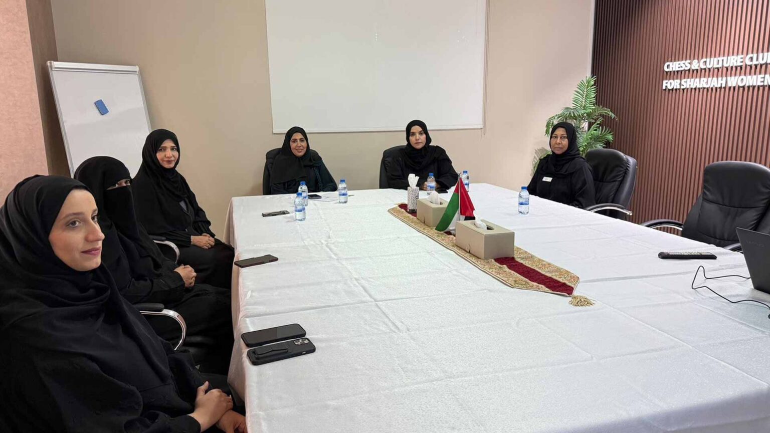 استشاري الشارقة يطلع على أنشطة ناديي الشطرنج والسيارات القديمة استشاري الشارقة يطلع على أنشطة ناديي الشطرنج والسيارات القديمة