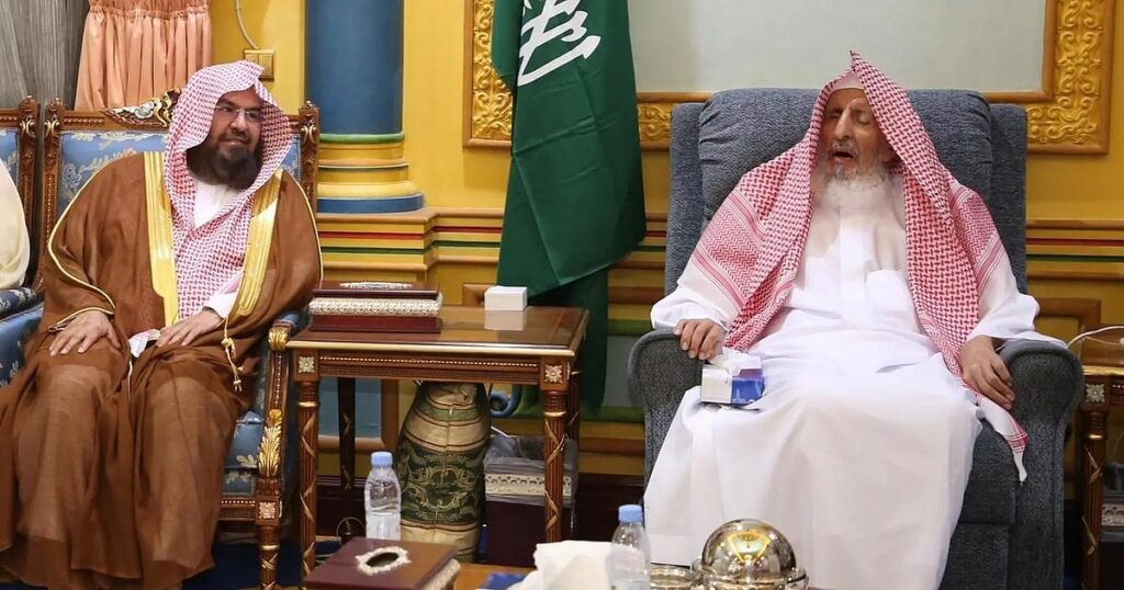 المفتي العام يستقبل السديس وأئمة الحرم.. ويشيد بجهود رئاسة الشؤون الدينية في إيصال رسالة الحرمين للعالم المفتي العام يستقبل السديس وأئمة الحرم.. ويشيد بجهود رئاسة الشؤون الدينية في إيصال رسالة الحرمين للعالم